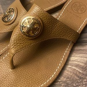 Tory Burch Slightly Worn Gold Miller Medallion Brown Leather Flip Flop 7.5